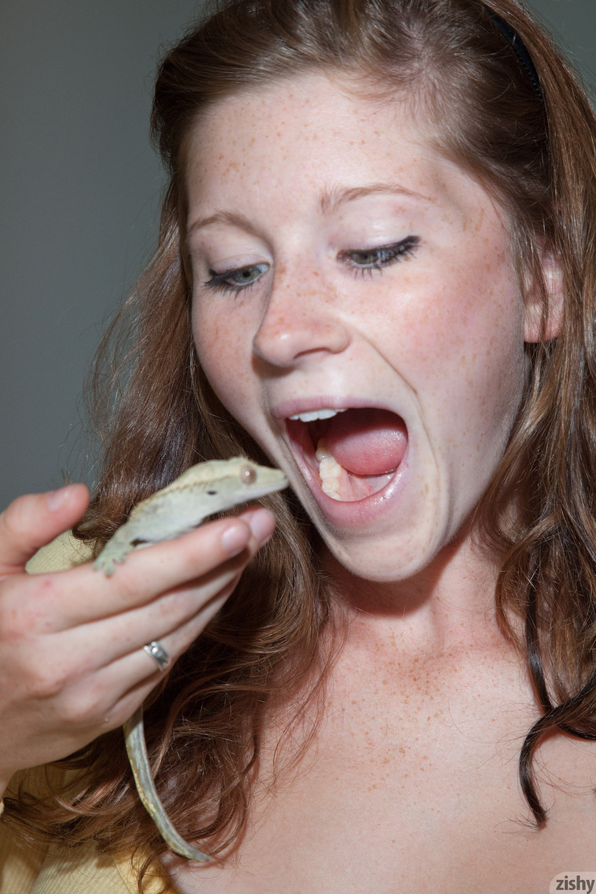 Jordyn Briese, jeune fille novice, enlève son short pour poser dans une étonnante culotte verte. Jordyn Briese, jeune fille novice, enlève son short pour poser dans une étonnante culotte verte.