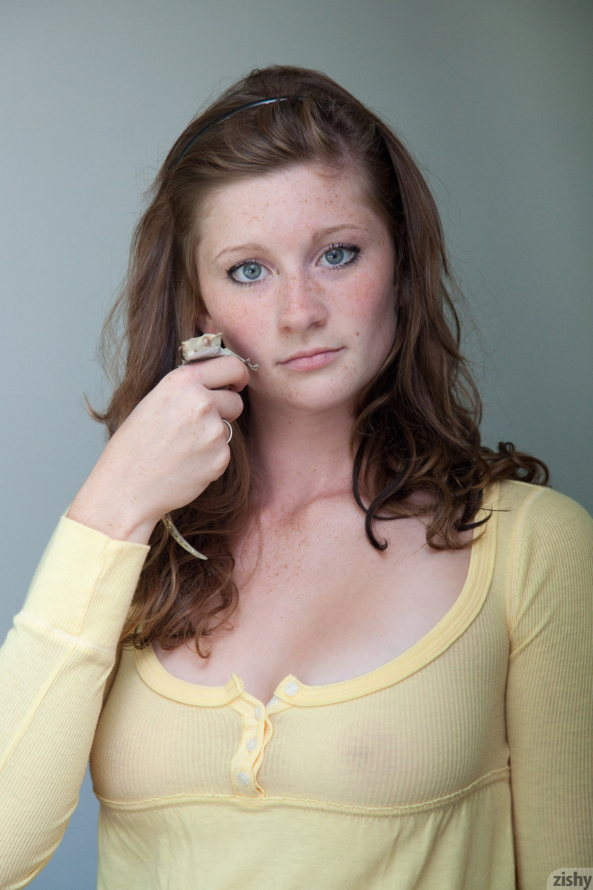 Jordyn Briese, jeune fille novice, enlève son short pour poser dans une étonnante culotte verte. Jordyn Briese, jeune fille novice, enlève son short pour poser dans une étonnante culotte verte.