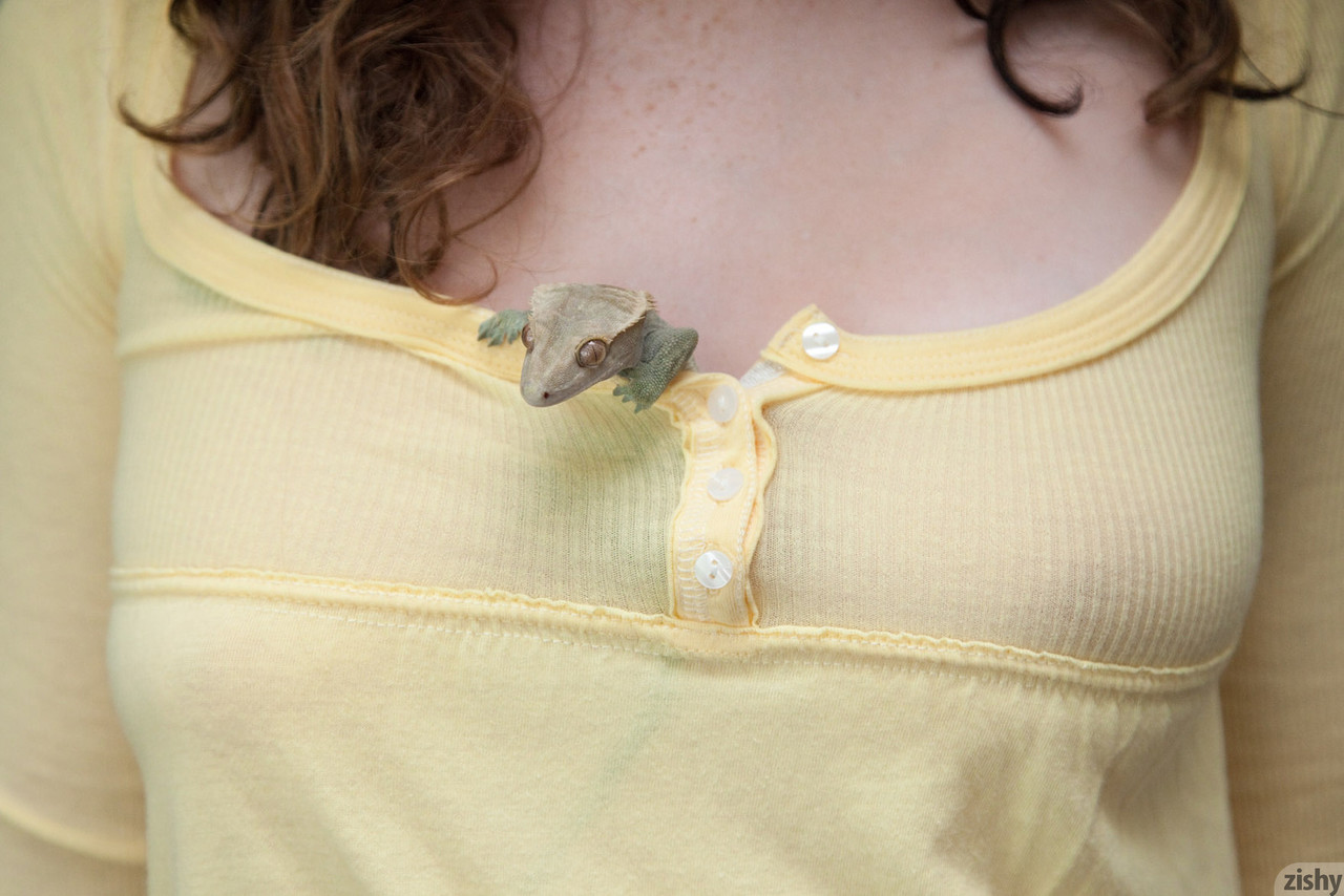 Jordyn Briese, jeune fille novice, enlève son short pour poser dans une étonnante culotte verte. Jordyn Briese, jeune fille novice, enlève son short pour poser dans une étonnante culotte verte.