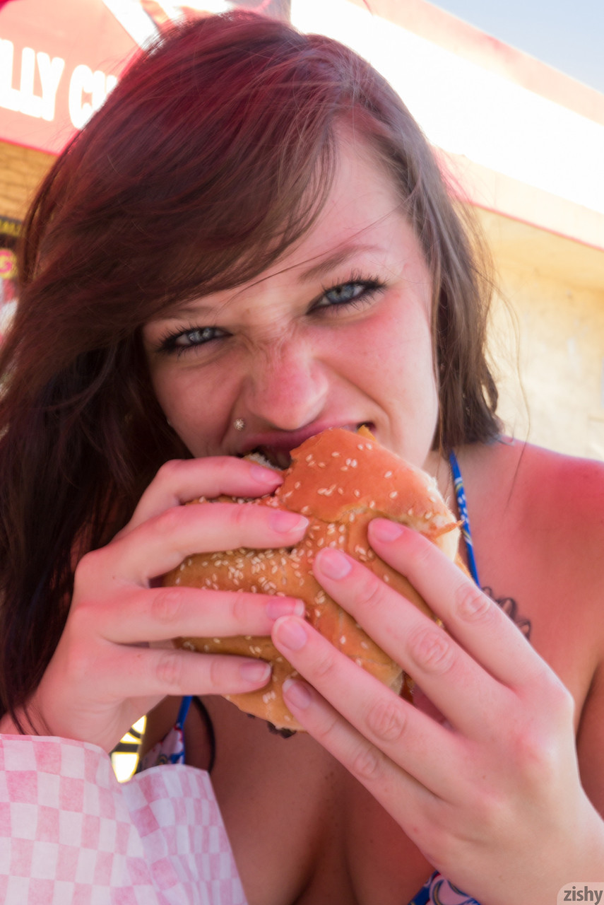 Freundin mit schwachem Ass Hannah Kinney blinkt ihr braunes Auge, während Twat eatingdoors Freundin mit schwachem Ass Hannah Kinney blinkt ihr braunes Auge, während Twat eatingdoors