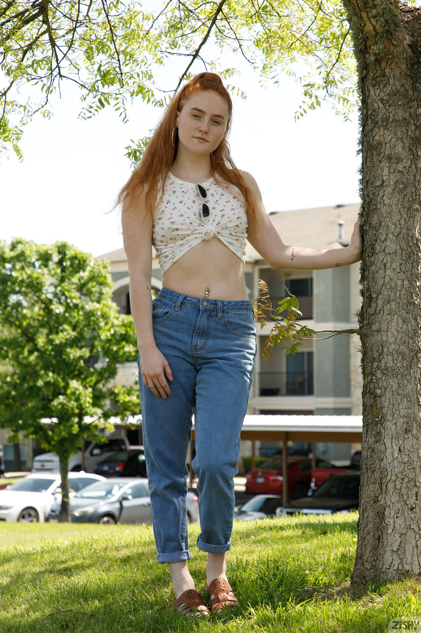 La encantadora Dabney Conrad revela su gran trasero y sus mini tetas La encantadora Dabney Conrad revela su gran trasero y sus mini tetas