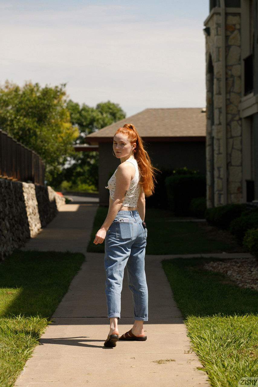 La encantadora Dabney Conrad revela su gran trasero y sus mini tetas La encantadora Dabney Conrad revela su gran trasero y sus mini tetas