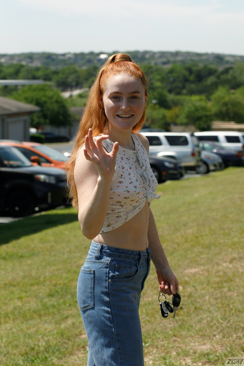 La encantadora Dabney Conrad revela su gran trasero y sus mini tetas La encantadora Dabney Conrad revela su gran trasero y sus mini tetas