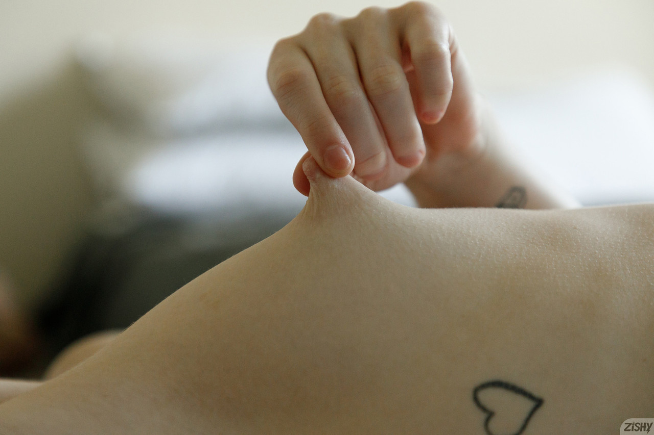 La encantadora Dabney Conrad revela su gran trasero y sus mini tetas La encantadora Dabney Conrad revela su gran trasero y sus mini tetas