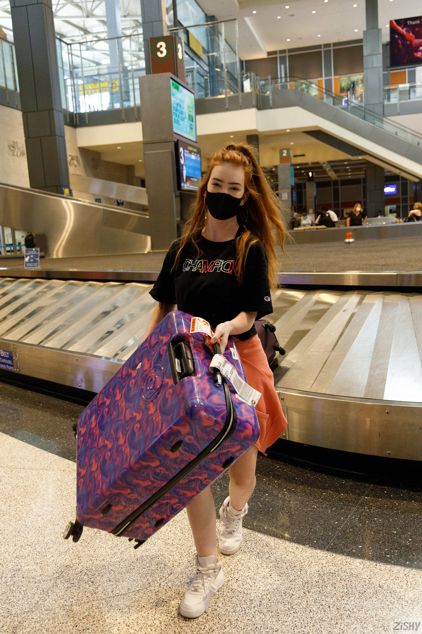 Rudowłosa nieprofesjonalna Candy Nala Brooks ujawnia swoje przekłute sutki i masturbacje Rudowłosa nieprofesjonalna Candy Nala Brooks ujawnia swoje przekłute sutki i masturbacje