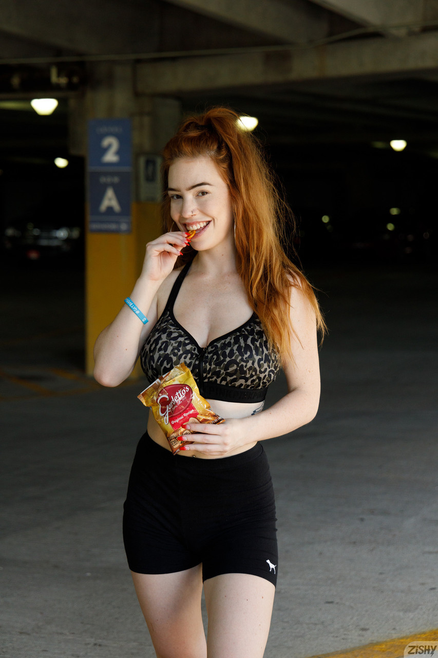 Rudowłosa nieprofesjonalna Candy Nala Brooks ujawnia swoje przekłute sutki i masturbacje Rudowłosa nieprofesjonalna Candy Nala Brooks ujawnia swoje przekłute sutki i masturbacje