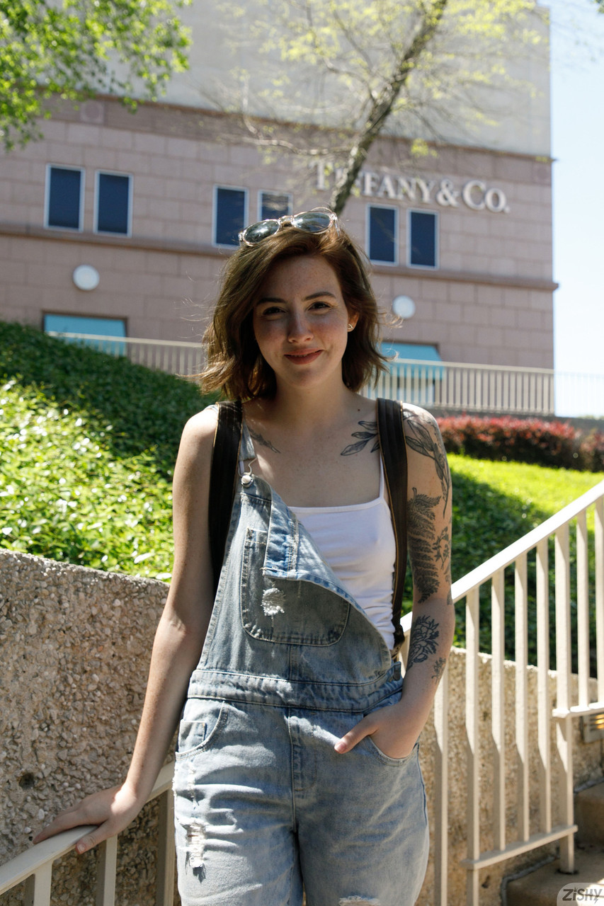 La zuccherina tatuata Maggie Oshannon mette in mostra il suo asso pigliatutto indossando un body La zuccherina tatuata Maggie Oshannon mette in mostra il suo asso pigliatutto indossando un body