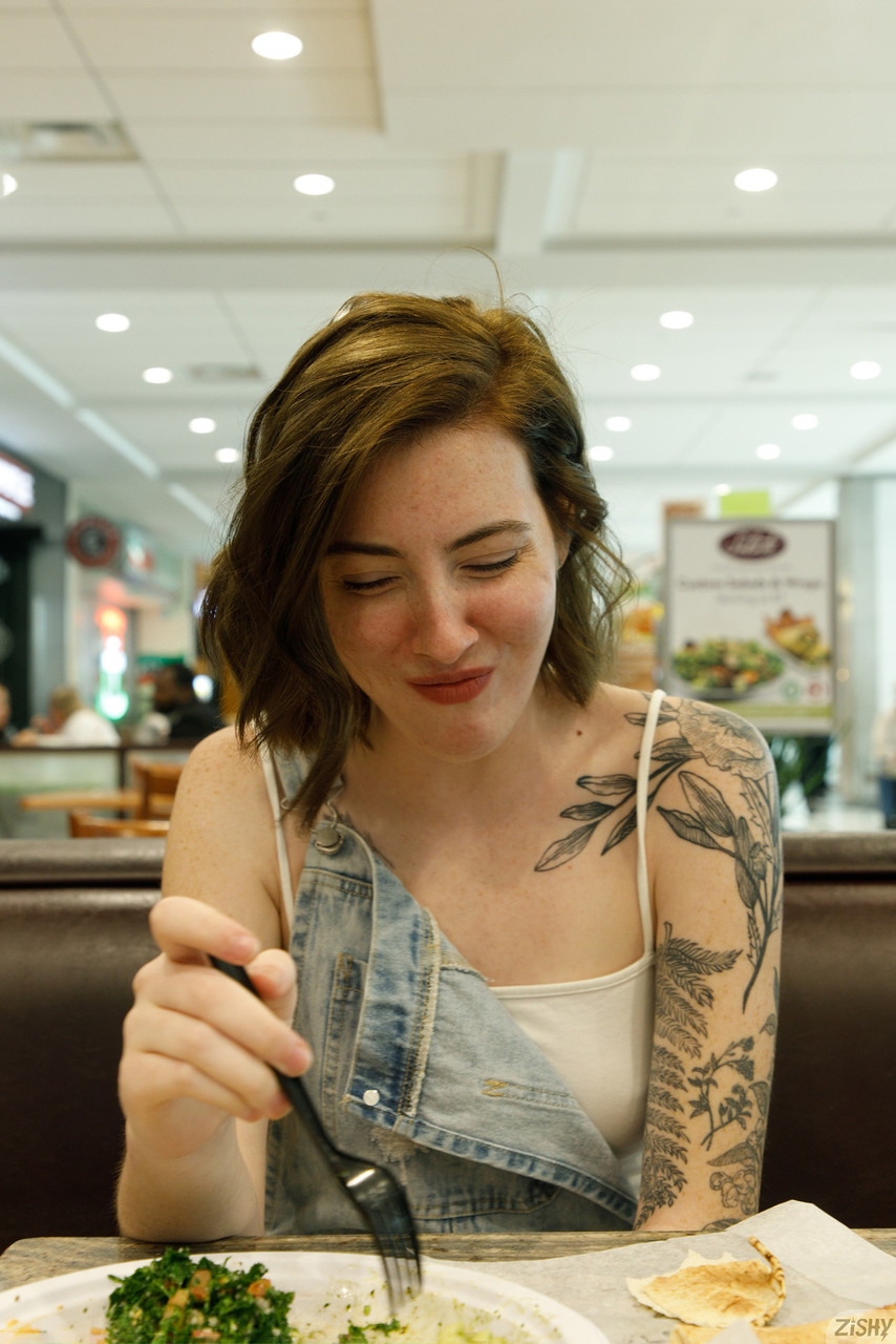 La zuccherina tatuata Maggie Oshannon mette in mostra il suo asso pigliatutto indossando un body La zuccherina tatuata Maggie Oshannon mette in mostra il suo asso pigliatutto indossando un body