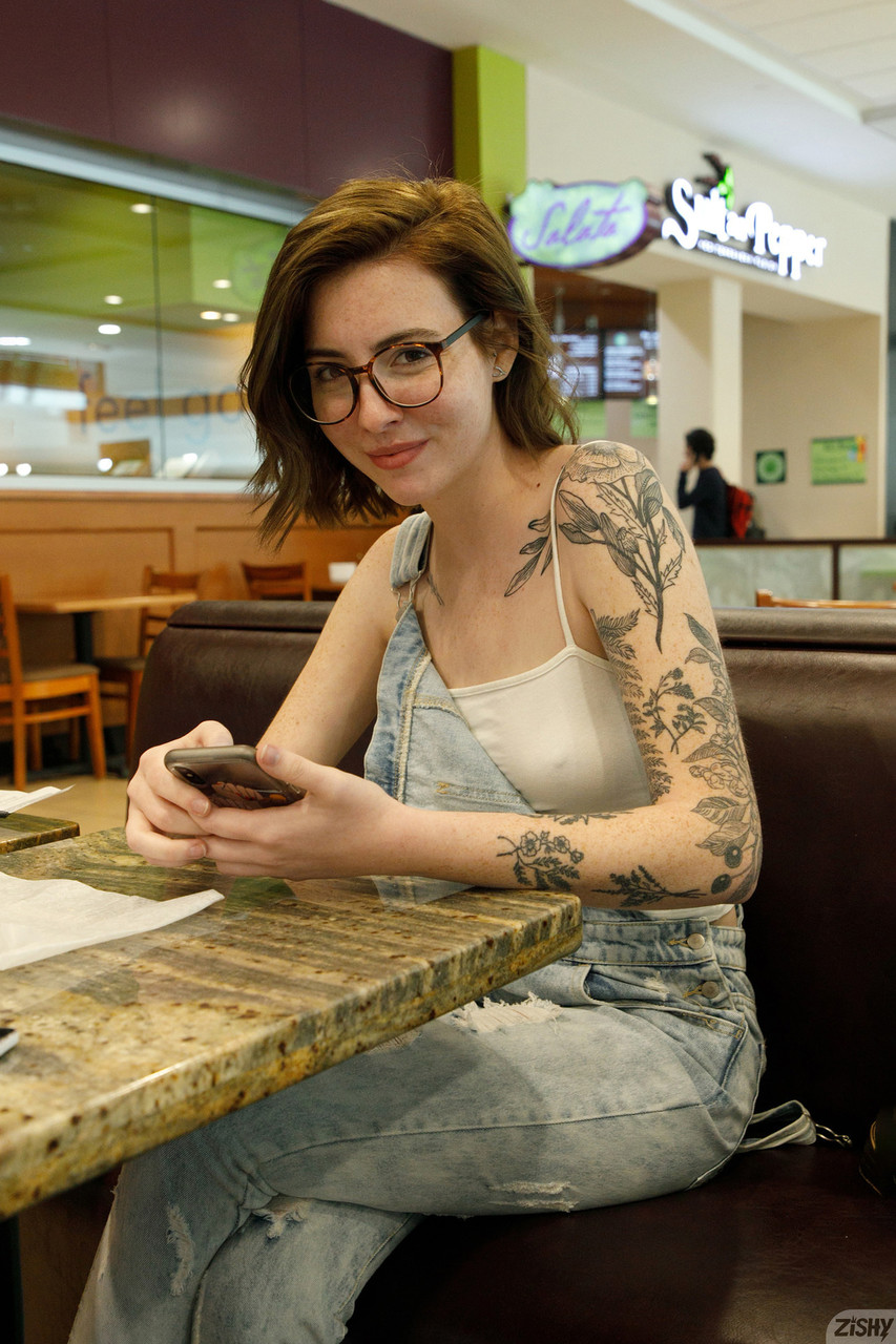 La zuccherina tatuata Maggie Oshannon mette in mostra il suo asso pigliatutto indossando un body La zuccherina tatuata Maggie Oshannon mette in mostra il suo asso pigliatutto indossando un body