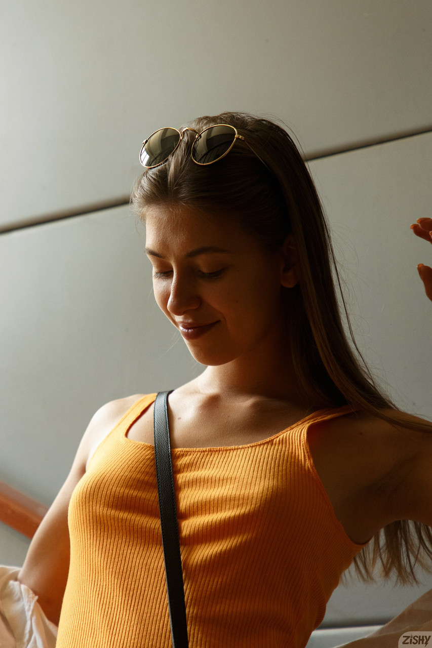 L'attraente zuccherina americana Marcela Gaona mette in mostra il suo seno e il suo manicotto depilato all'aperto L'attraente zuccherina americana Marcela Gaona mette in mostra il suo seno e il suo manicotto depilato all'aperto