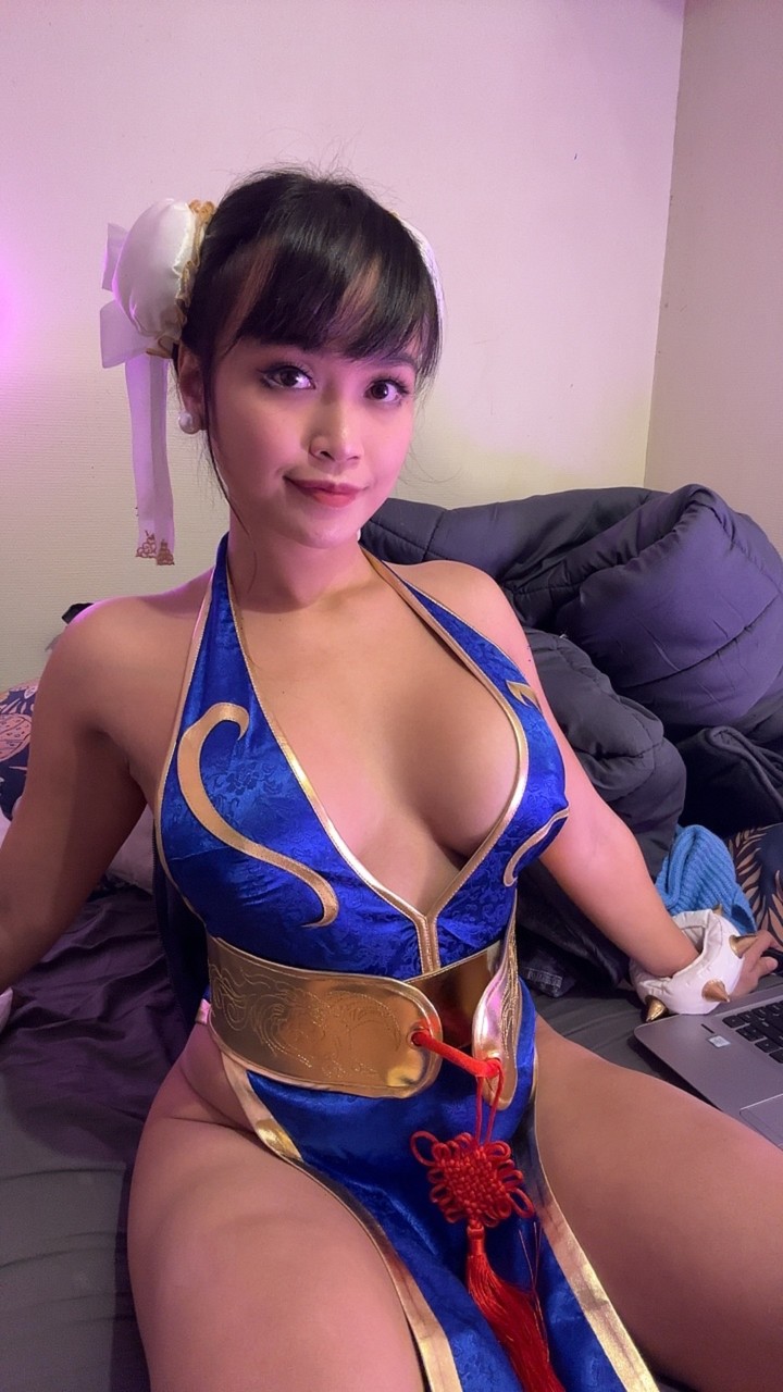 La jeune fille brune Japanese Eye, qui n'a que des fans, aguiche avec son grand décolleté dans un costume séduisant. La jeune fille brune Japanese Eye, qui n'a que des fans, aguiche avec son grand décolleté dans un costume séduisant.