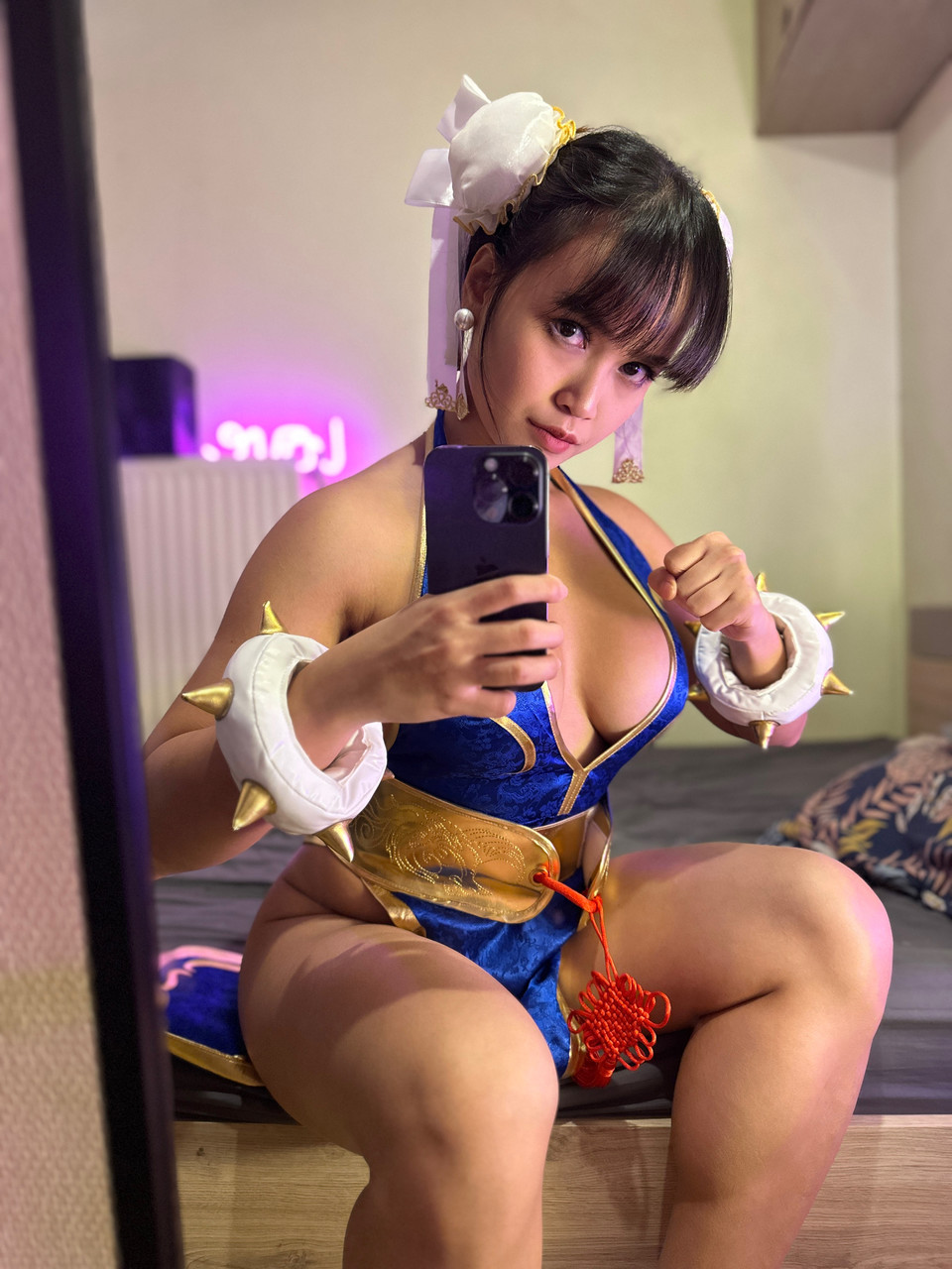 La jeune fille brune Japanese Eye, qui n'a que des fans, aguiche avec son grand décolleté dans un costume séduisant. La jeune fille brune Japanese Eye, qui n'a que des fans, aguiche avec son grand décolleté dans un costume séduisant.