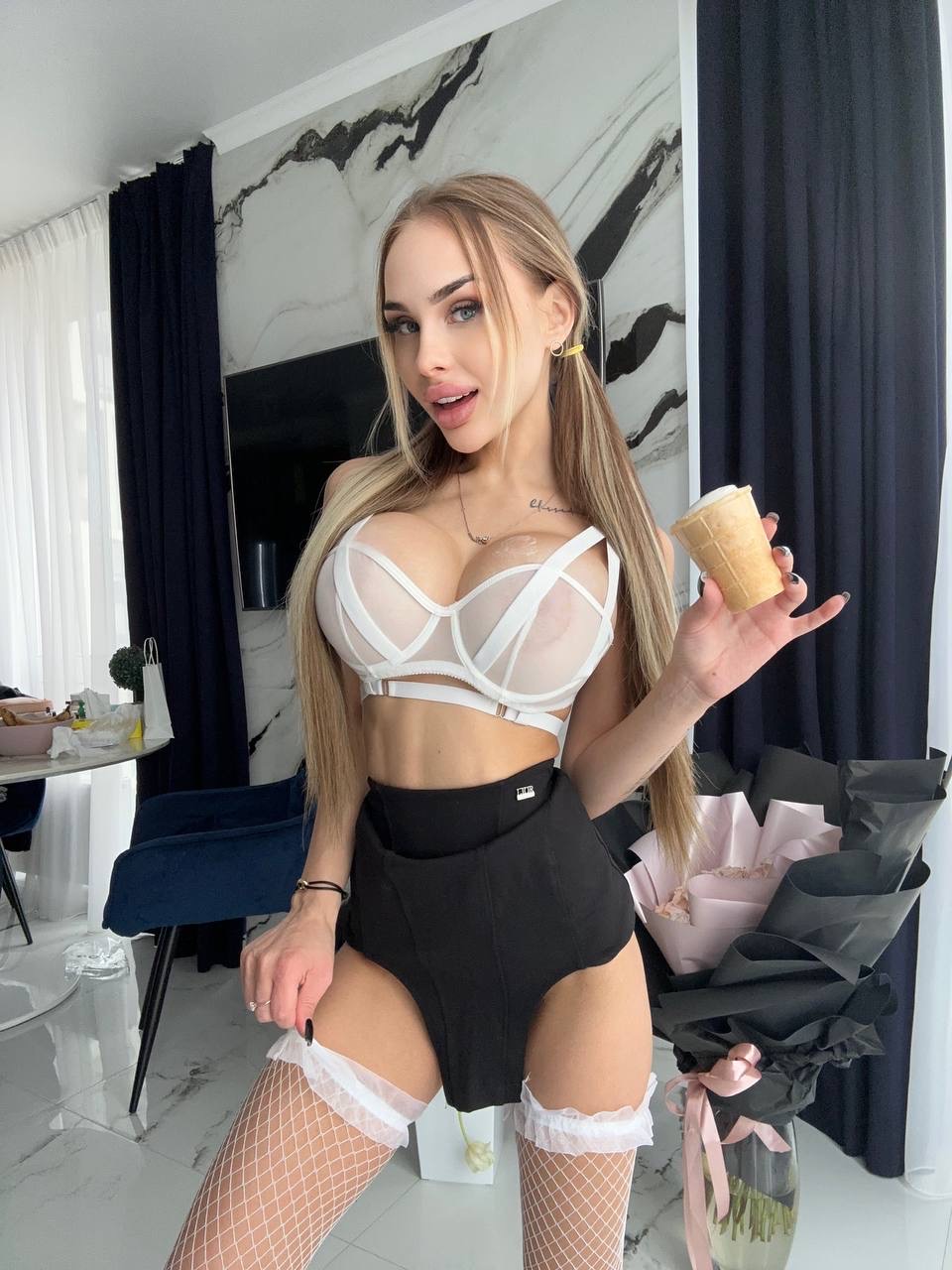 Ampulheta OnlyFans Eliasa A posa em roupa interior e expõe os seus grandes seios Ampulheta OnlyFans Eliasa A posa em roupa interior e expõe os seus grandes seios