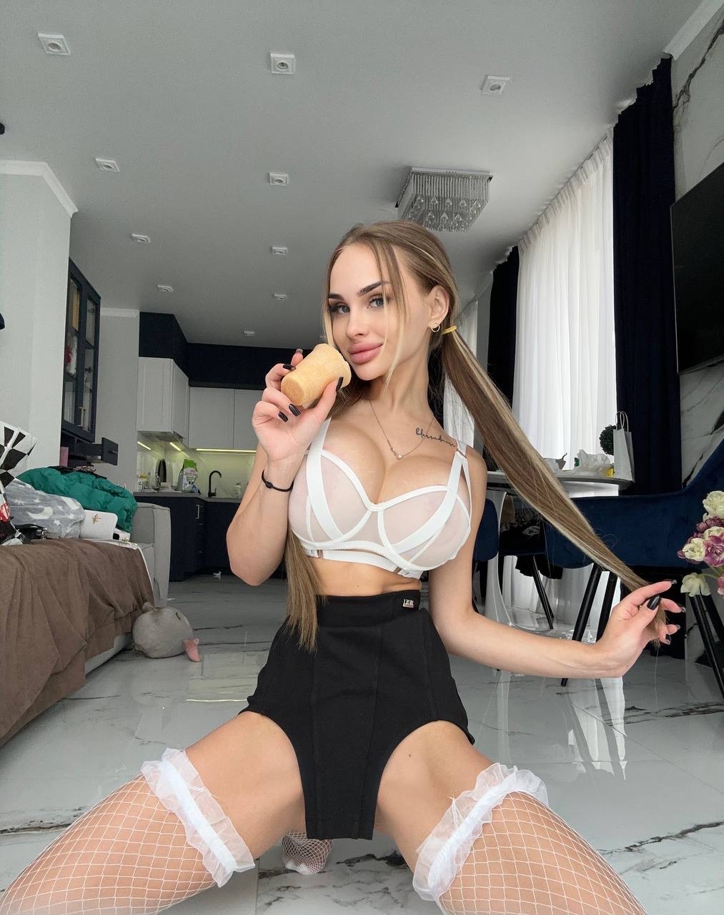 Ampulheta OnlyFans Eliasa A posa em roupa interior e expõe os seus grandes seios Ampulheta OnlyFans Eliasa A posa em roupa interior e expõe os seus grandes seios