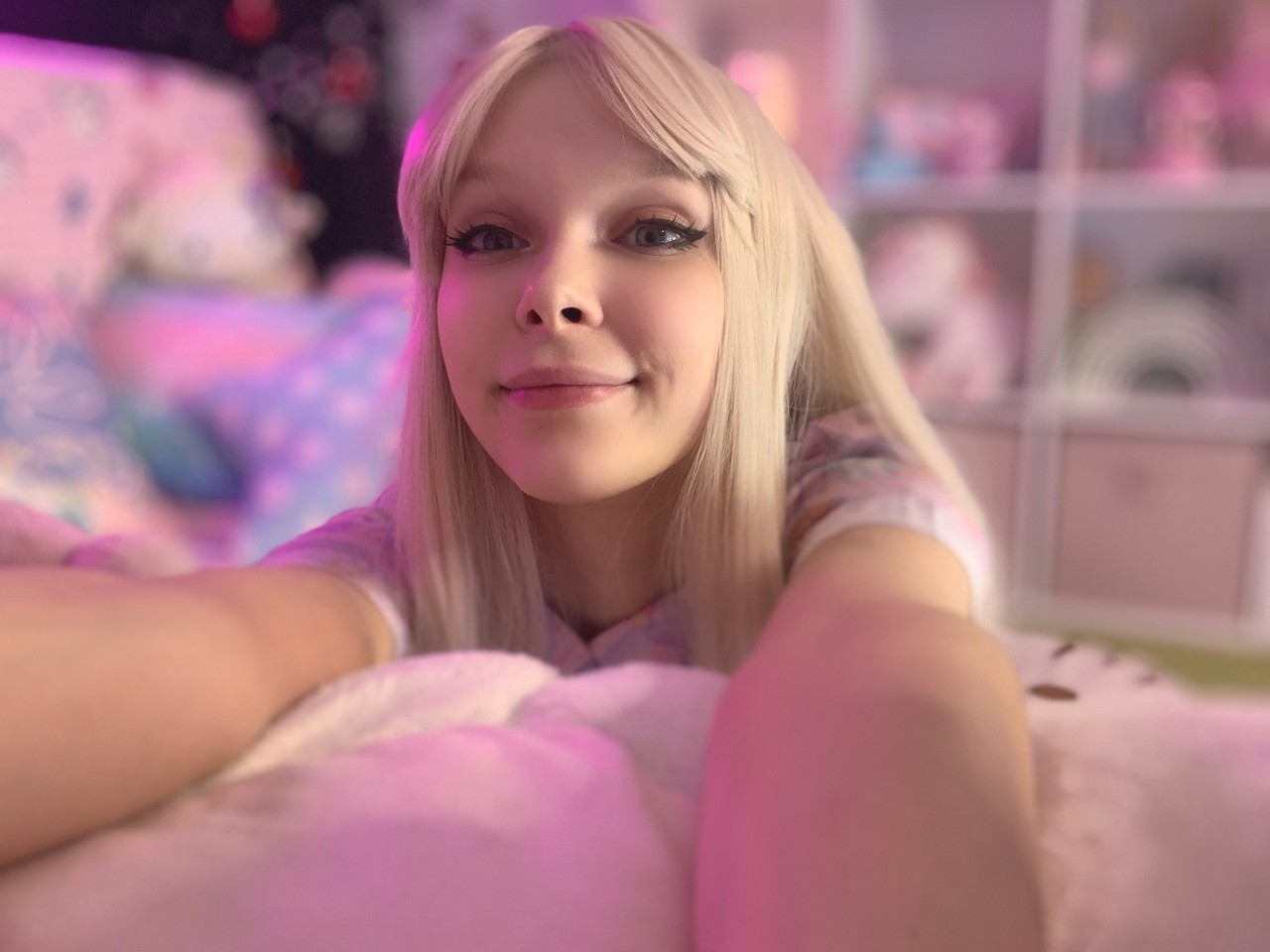 El atractivo ángel de OnlyFans Little Kitty se despoja de su camiseta y deja al descubierto sus mini tetas El atractivo ángel de OnlyFans Little Kitty se despoja de su camiseta y deja al descubierto sus mini tetas