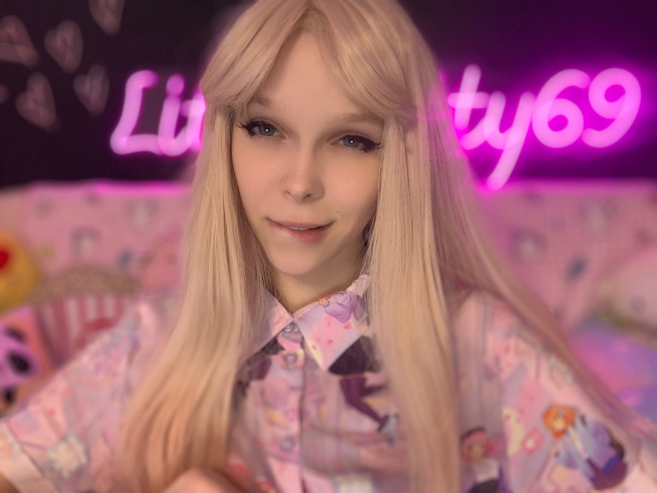 El atractivo ángel de OnlyFans Little Kitty se despoja de su camiseta y deja al descubierto sus mini tetas El atractivo ángel de OnlyFans Little Kitty se despoja de su camiseta y deja al descubierto sus mini tetas