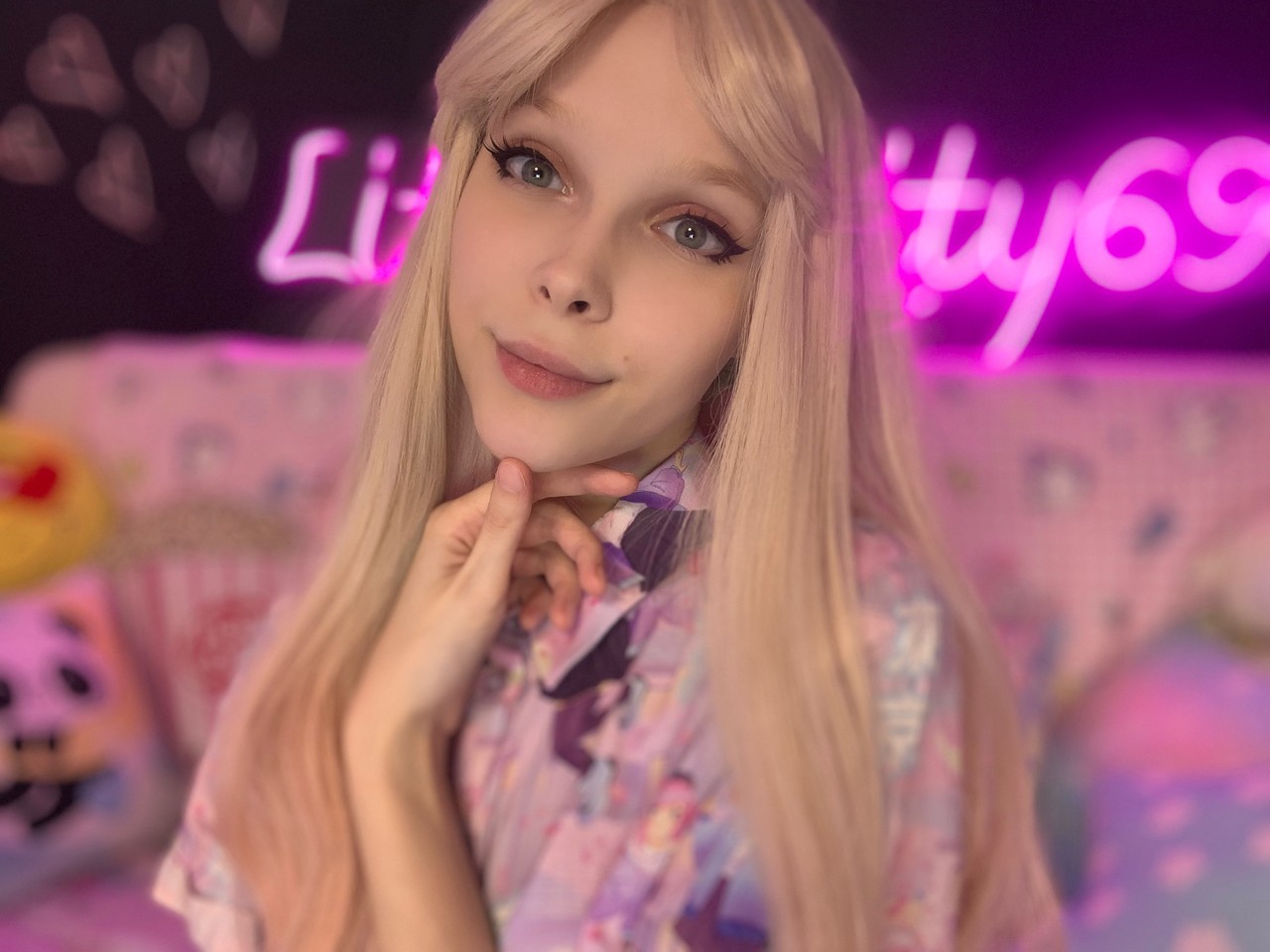 El atractivo ángel de OnlyFans Little Kitty se despoja de su camiseta y deja al descubierto sus mini tetas El atractivo ángel de OnlyFans Little Kitty se despoja de su camiseta y deja al descubierto sus mini tetas