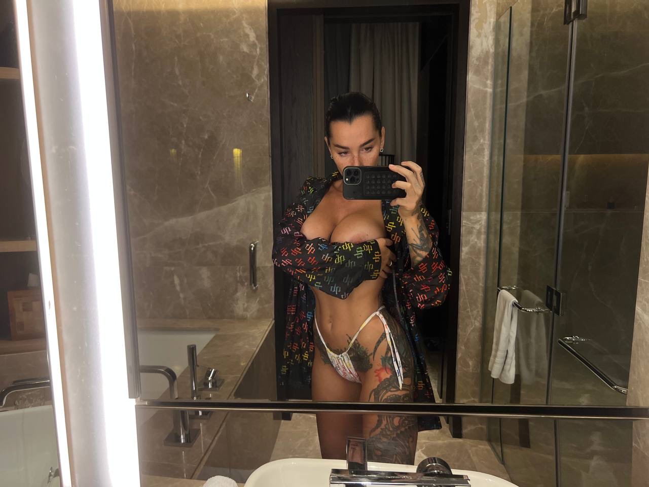 Göz alıcı OnlyFans güzeli Angelica Anders aynada güzel göğüs dekoltesini ifşa ediyor Göz alıcı OnlyFans güzeli Angelica Anders aynada güzel göğüs dekoltesini ifşa ediyor