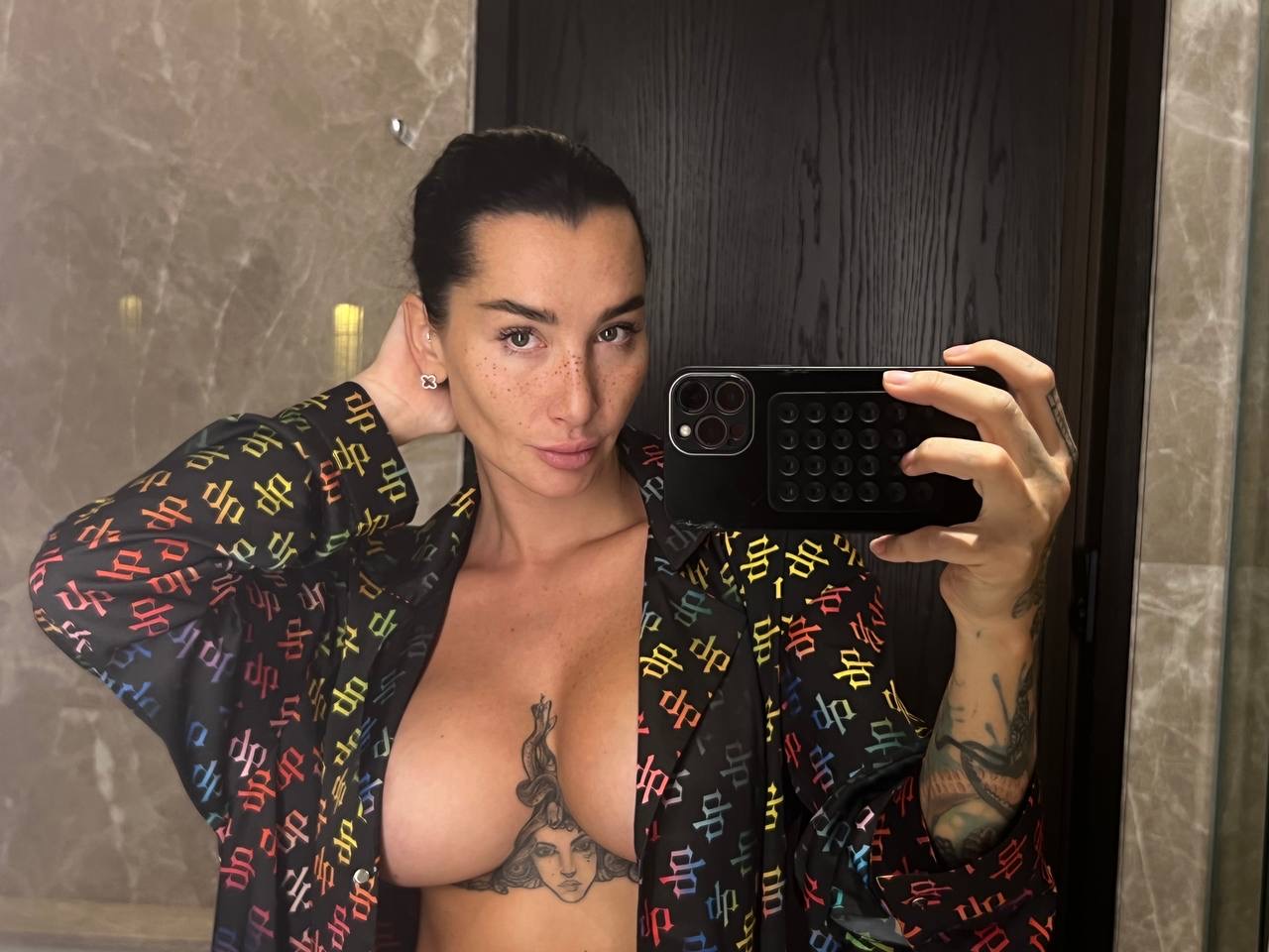 Göz alıcı OnlyFans güzeli Angelica Anders aynada güzel göğüs dekoltesini ifşa ediyor Göz alıcı OnlyFans güzeli Angelica Anders aynada güzel göğüs dekoltesini ifşa ediyor