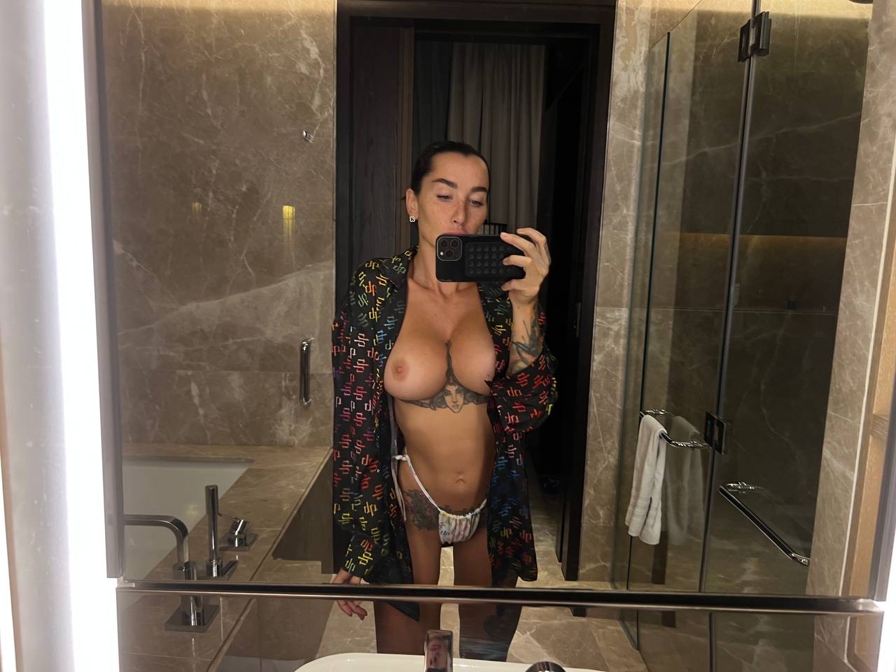 Göz alıcı OnlyFans güzeli Angelica Anders aynada güzel göğüs dekoltesini ifşa ediyor Göz alıcı OnlyFans güzeli Angelica Anders aynada güzel göğüs dekoltesini ifşa ediyor