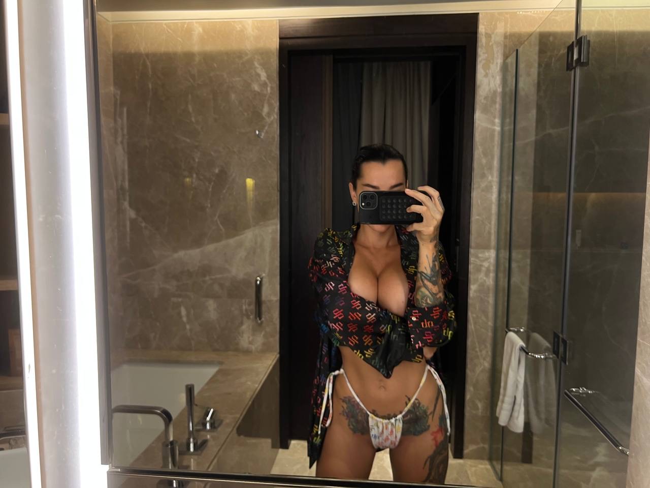 Göz alıcı OnlyFans güzeli Angelica Anders aynada güzel göğüs dekoltesini ifşa ediyor Göz alıcı OnlyFans güzeli Angelica Anders aynada güzel göğüs dekoltesini ifşa ediyor