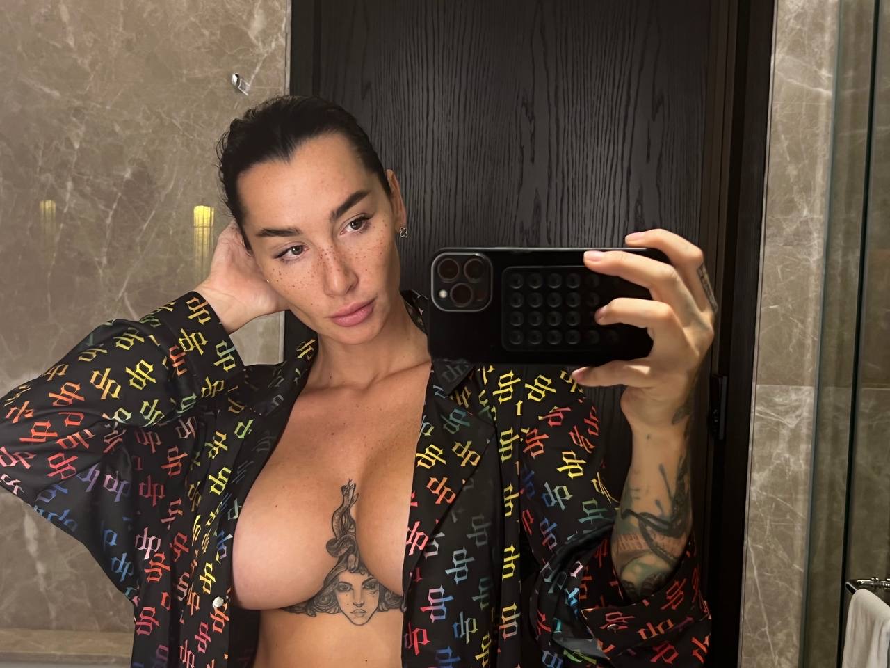 Göz alıcı OnlyFans güzeli Angelica Anders aynada güzel göğüs dekoltesini ifşa ediyor Göz alıcı OnlyFans güzeli Angelica Anders aynada güzel göğüs dekoltesini ifşa ediyor