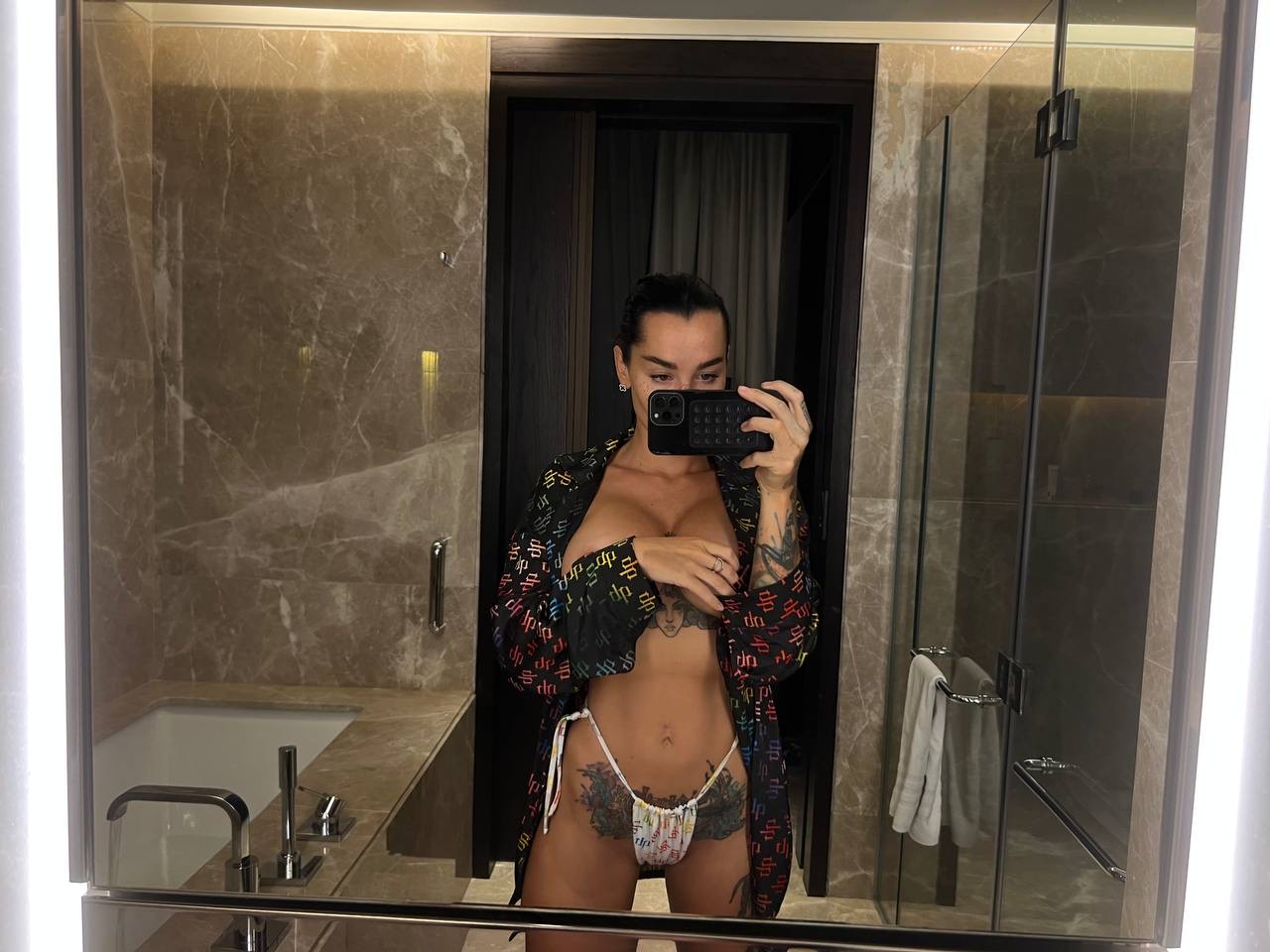 Göz alıcı OnlyFans güzeli Angelica Anders aynada güzel göğüs dekoltesini ifşa ediyor Göz alıcı OnlyFans güzeli Angelica Anders aynada güzel göğüs dekoltesini ifşa ediyor