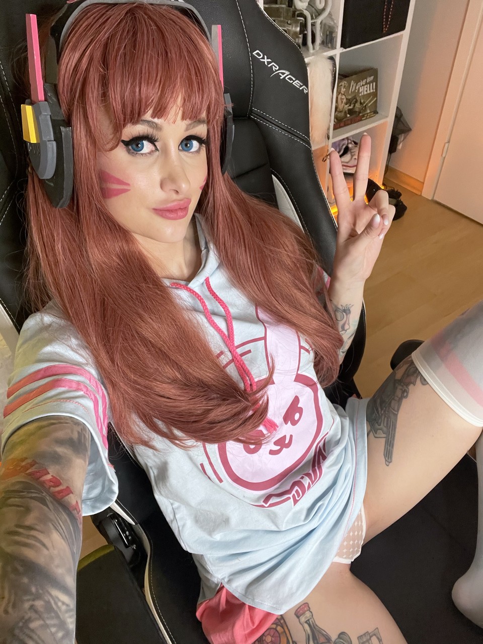 Inked OnlyFans Flame Jade não profissional posa dentro e fora de casa em trajes deliciosos Inked OnlyFans Flame Jade não profissional posa dentro e fora de casa em trajes deliciosos