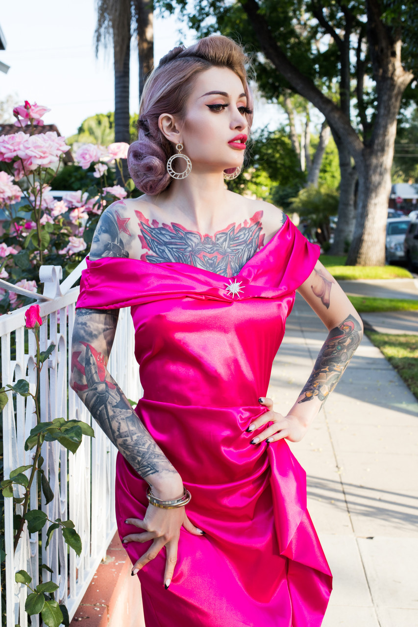 Inked OnlyFans Flame Jade não profissional posa dentro e fora de casa em trajes deliciosos Inked OnlyFans Flame Jade não profissional posa dentro e fora de casa em trajes deliciosos