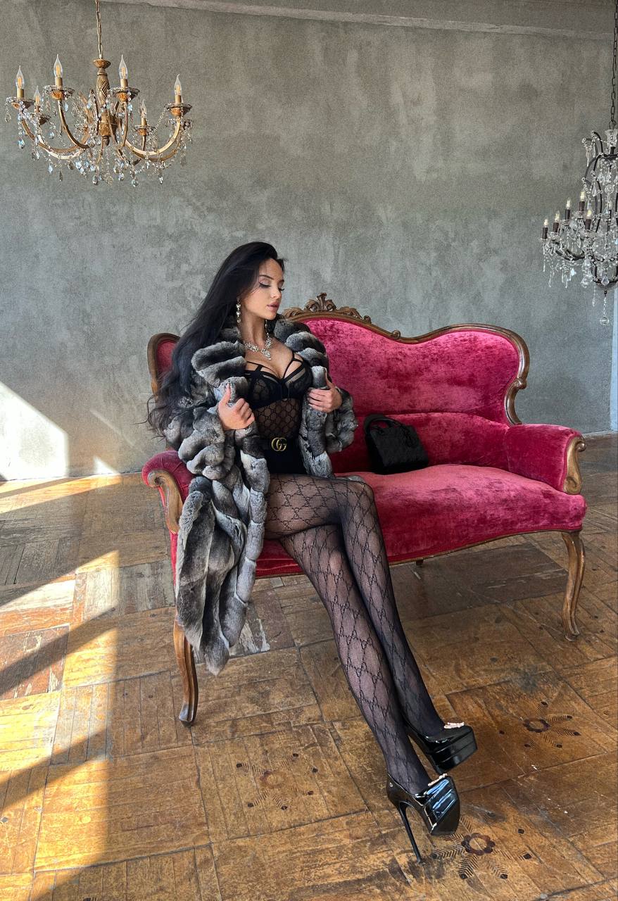 アナスタシア・ヴィがファーコートを脱ぎ豊かなランジェリーグラムを公開 アナスタシア・ヴィがファーコートを脱ぎ豊かなランジェリーグラムを公開