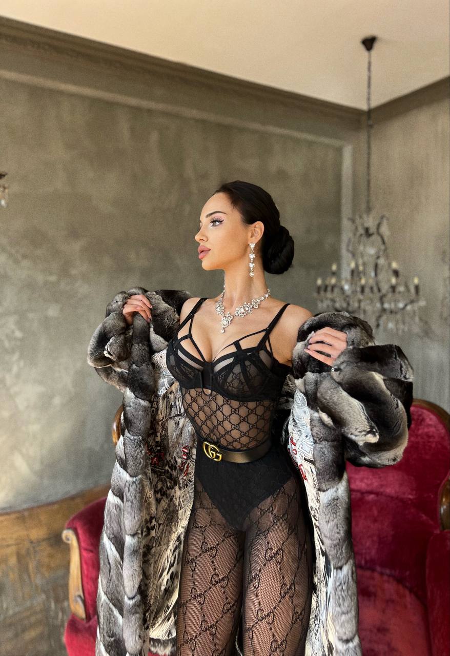 アナスタシア・ヴィがファーコートを脱ぎ豊かなランジェリーグラムを公開 アナスタシア・ヴィがファーコートを脱ぎ豊かなランジェリーグラムを公開