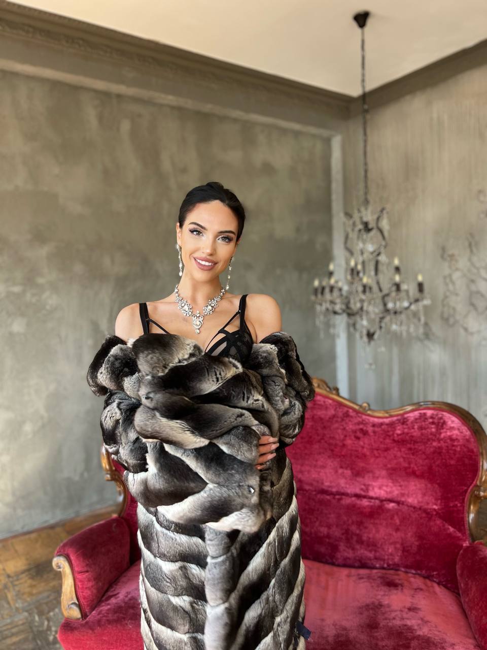 アナスタシア・ヴィがファーコートを脱ぎ豊かなランジェリーグラムを公開 アナスタシア・ヴィがファーコートを脱ぎ豊かなランジェリーグラムを公開