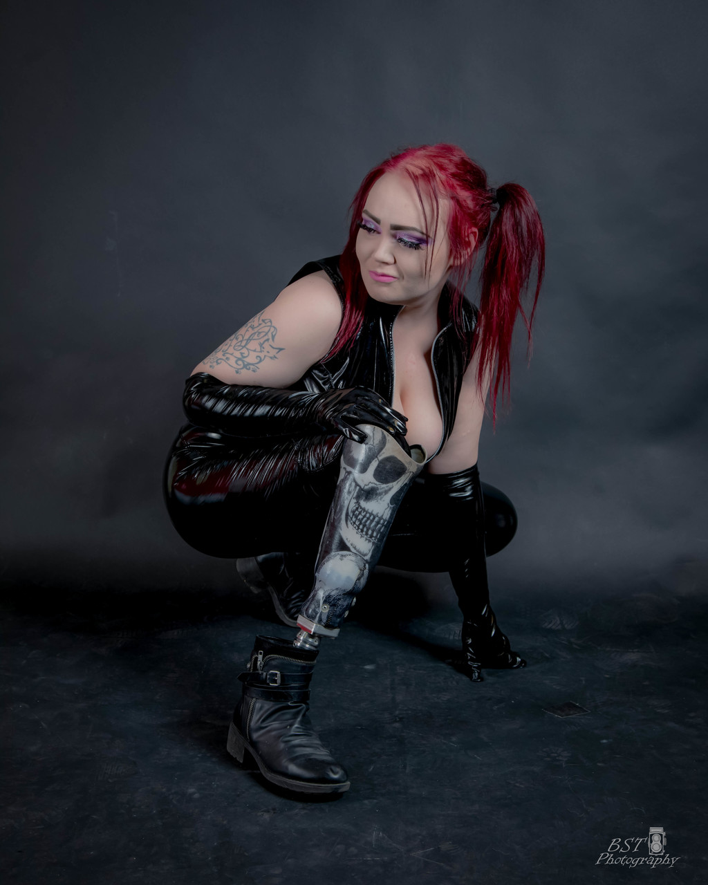 La rossa tatuata solo fan della principessa amputata Sofia posa in uno straccio di lattice La rossa tatuata solo fan della principessa amputata Sofia posa in uno straccio di lattice