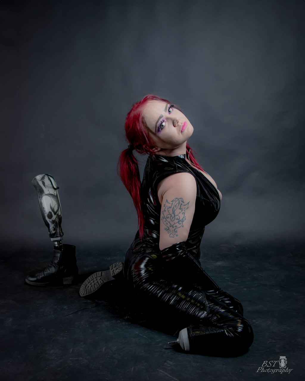 La rossa tatuata solo fan della principessa amputata Sofia posa in uno straccio di lattice La rossa tatuata solo fan della principessa amputata Sofia posa in uno straccio di lattice