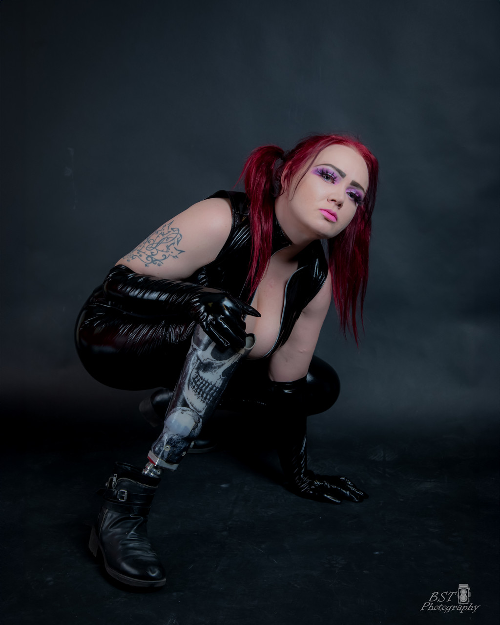 La rossa tatuata solo fan della principessa amputata Sofia posa in uno straccio di lattice La rossa tatuata solo fan della principessa amputata Sofia posa in uno straccio di lattice