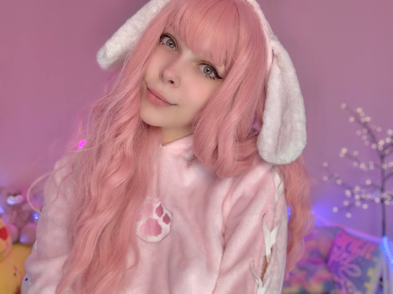 글래머러스한 온리팬 소녀 리틀키티가 자신의 편집에서 장난감을 빨고 포즈를 취하고 있습니다. 글래머러스한 온리팬 소녀 리틀키티가 자신의 편집에서 장난감을 빨고 포즈를 취하고 있습니다.