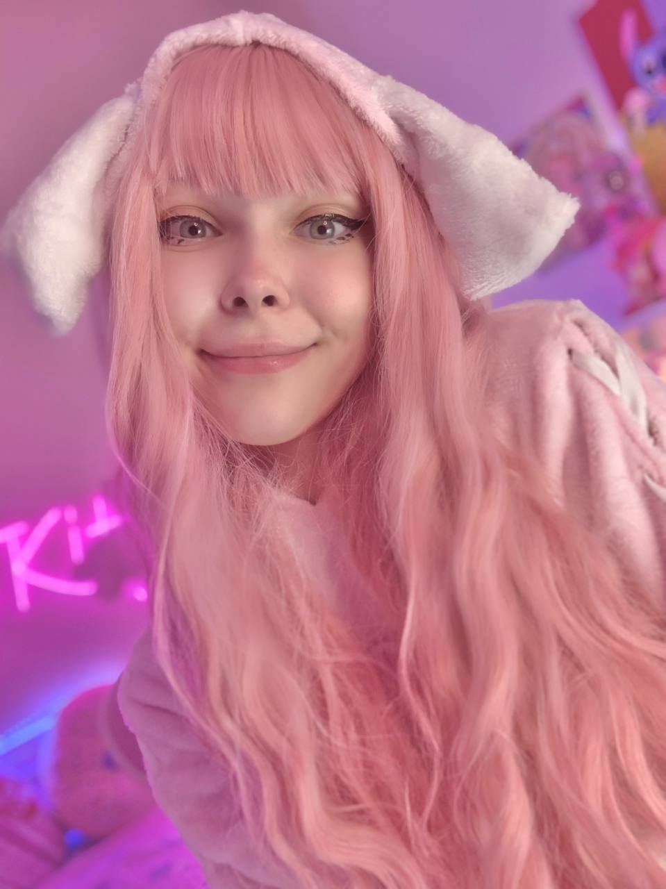 글래머러스한 온리팬 소녀 리틀키티가 자신의 편집에서 장난감을 빨고 포즈를 취하고 있습니다. 글래머러스한 온리팬 소녀 리틀키티가 자신의 편집에서 장난감을 빨고 포즈를 취하고 있습니다.