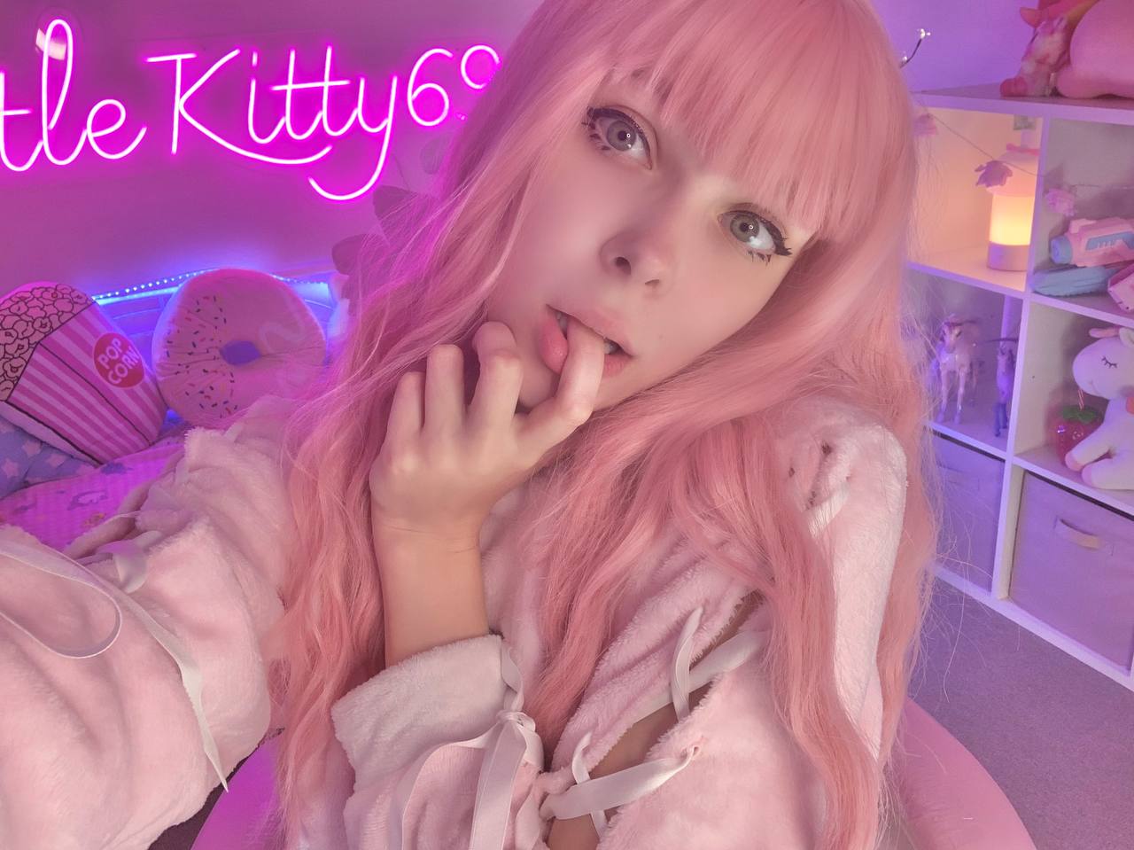 글래머러스한 온리팬 소녀 리틀키티가 자신의 편집에서 장난감을 빨고 포즈를 취하고 있습니다. 글래머러스한 온리팬 소녀 리틀키티가 자신의 편집에서 장난감을 빨고 포즈를 취하고 있습니다.