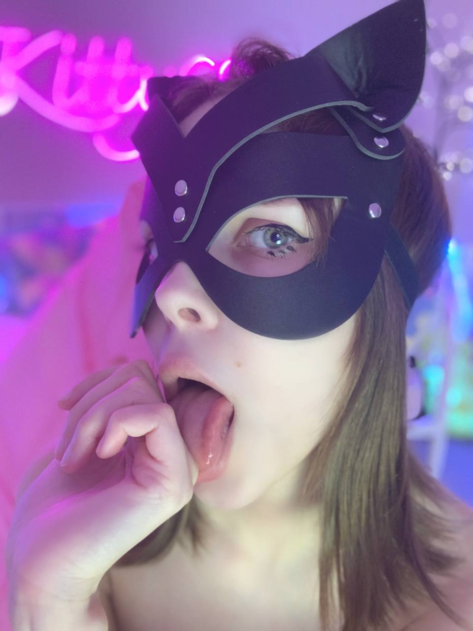 글래머러스한 온리팬 소녀 리틀키티가 자신의 편집에서 장난감을 빨고 포즈를 취하고 있습니다. 글래머러스한 온리팬 소녀 리틀키티가 자신의 편집에서 장난감을 빨고 포즈를 취하고 있습니다.