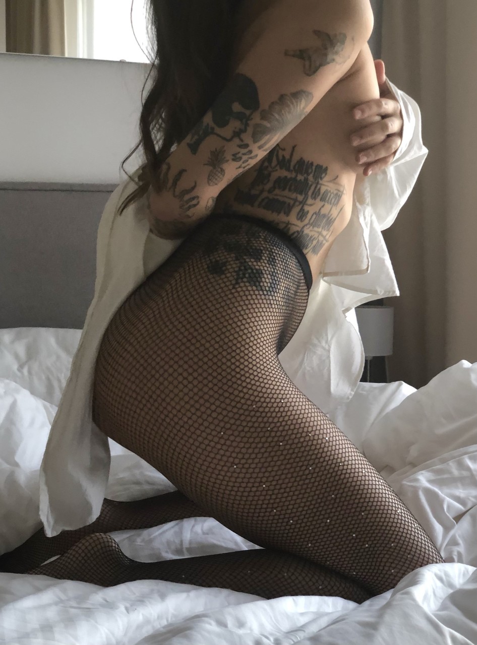 A doce playgirl de OnlyFans, Phoebe Miller, revela o seu corpo pintado e toca nos seus mamilos A doce playgirl de OnlyFans, Phoebe Miller, revela o seu corpo pintado e toca nos seus mamilos