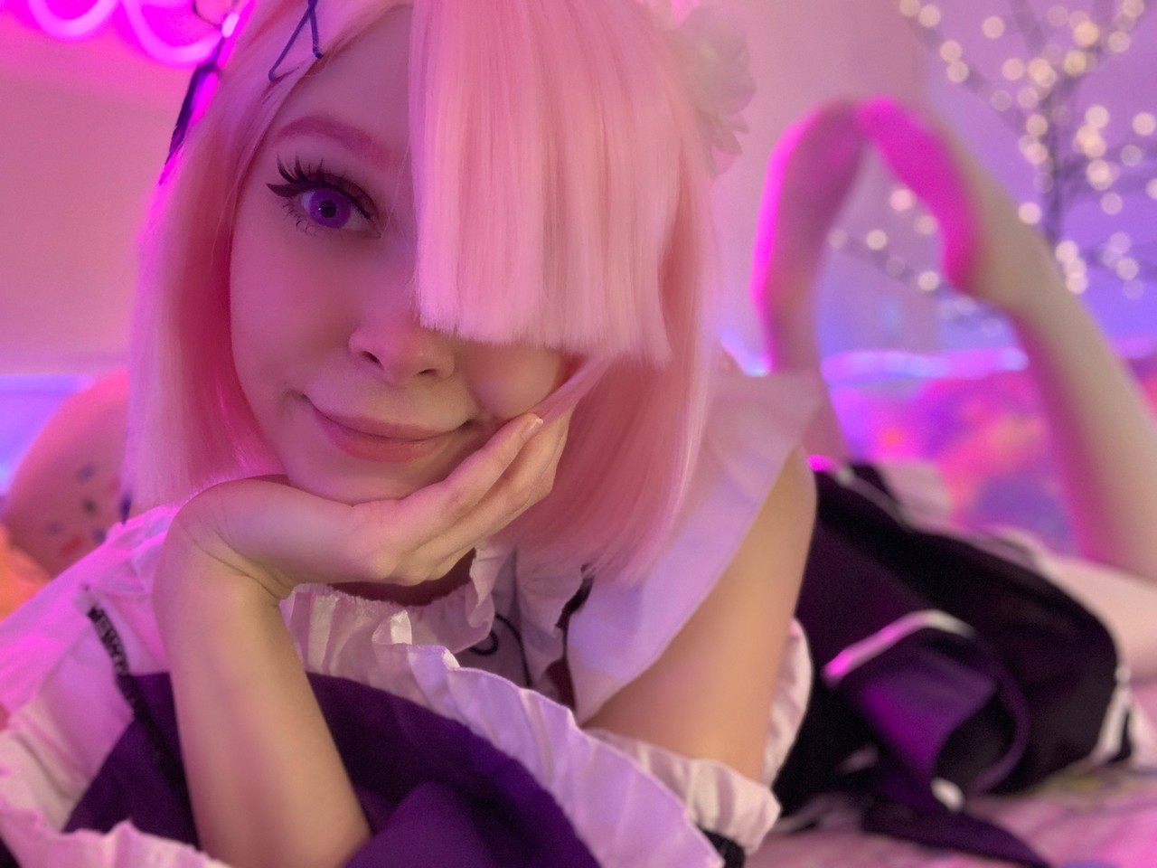 La superbe playgirl OnlyFans Little Kitty pose en solo dans son uniforme de servante sexy. La superbe playgirl OnlyFans Little Kitty pose en solo dans son uniforme de servante sexy.