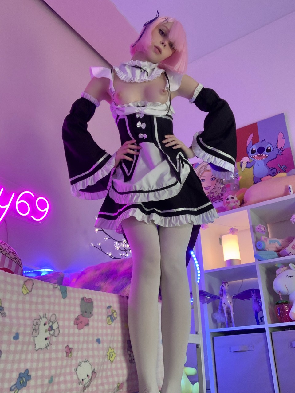 La superbe playgirl OnlyFans Little Kitty pose en solo dans son uniforme de servante sexy. La superbe playgirl OnlyFans Little Kitty pose en solo dans son uniforme de servante sexy.