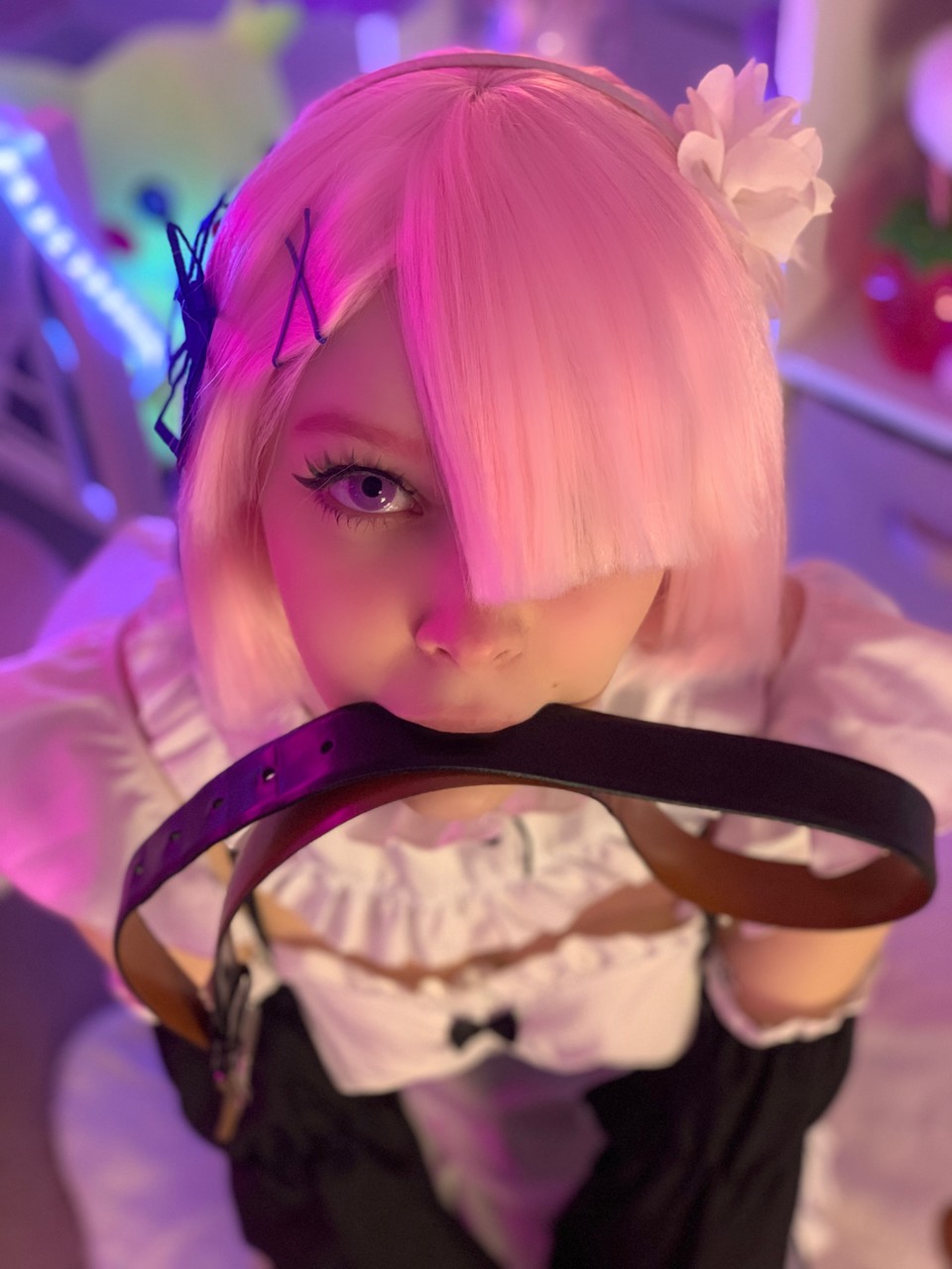 La superbe playgirl OnlyFans Little Kitty pose en solo dans son uniforme de servante sexy. La superbe playgirl OnlyFans Little Kitty pose en solo dans son uniforme de servante sexy.