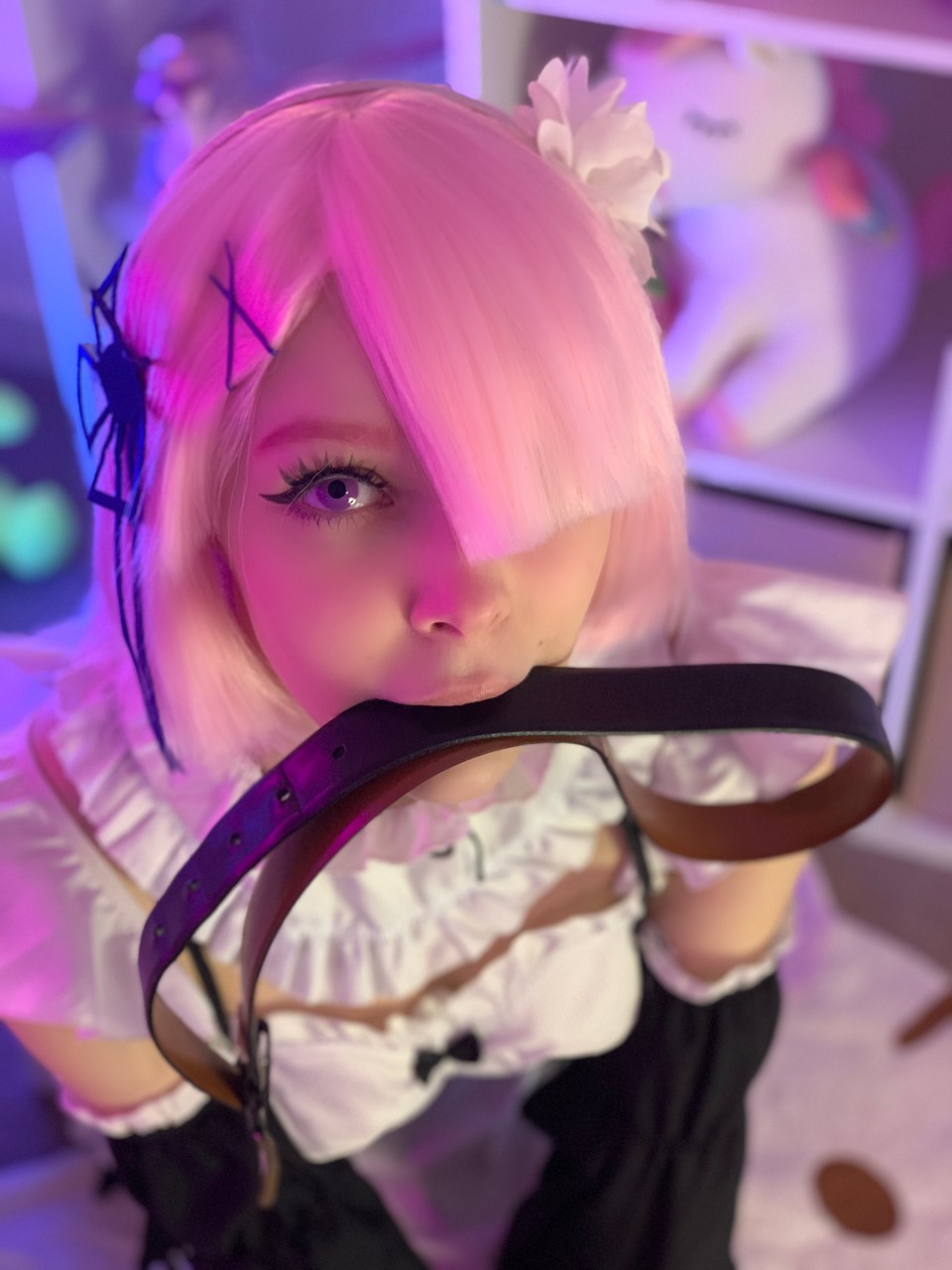 La superbe playgirl OnlyFans Little Kitty pose en solo dans son uniforme de servante sexy. La superbe playgirl OnlyFans Little Kitty pose en solo dans son uniforme de servante sexy.