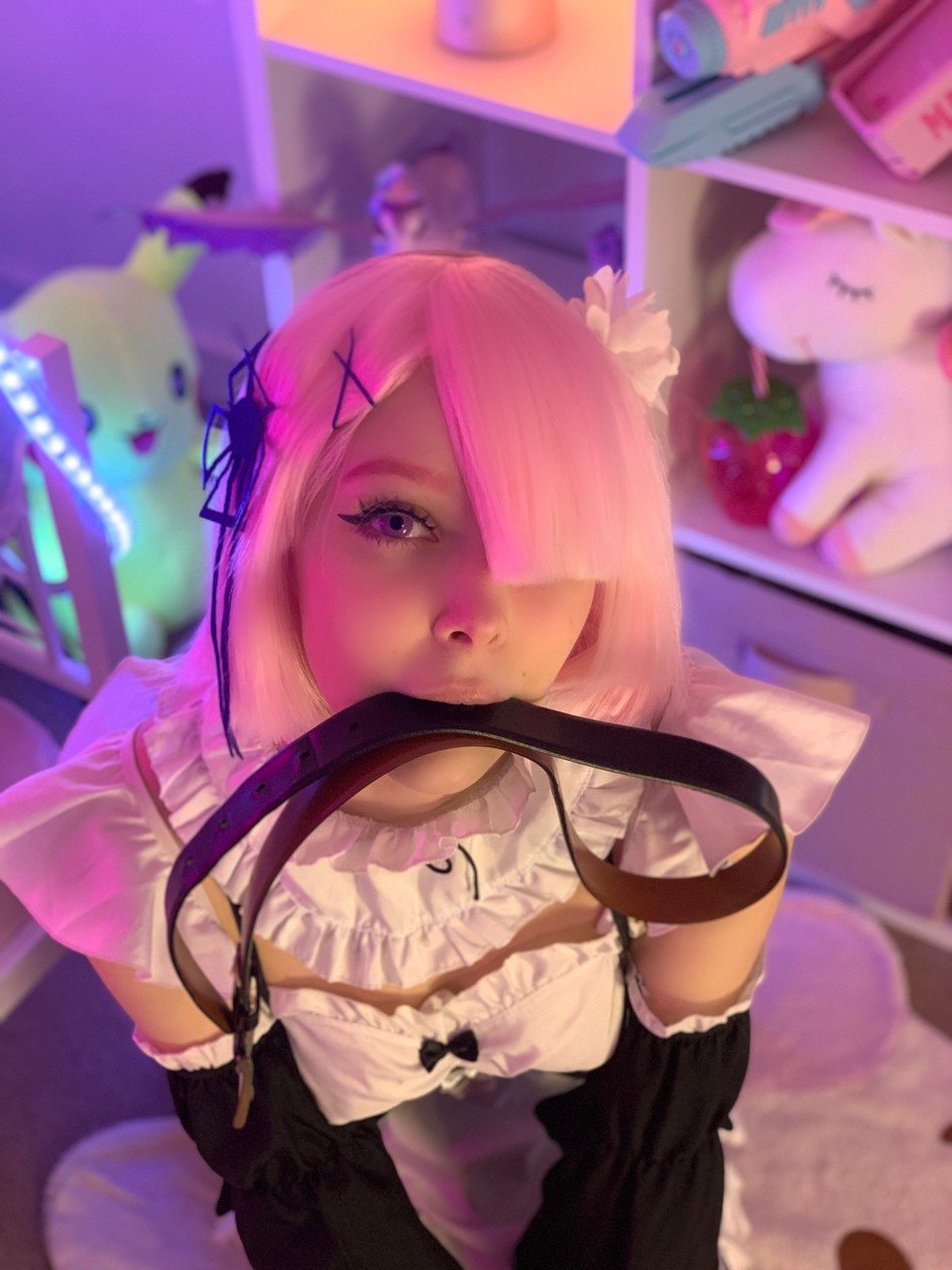 La superbe playgirl OnlyFans Little Kitty pose en solo dans son uniforme de servante sexy. La superbe playgirl OnlyFans Little Kitty pose en solo dans son uniforme de servante sexy.