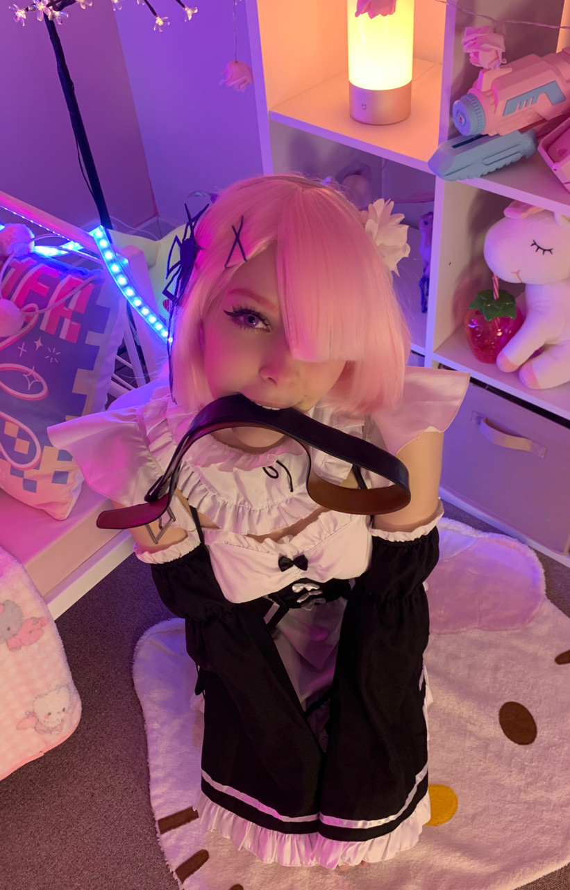 La superbe playgirl OnlyFans Little Kitty pose en solo dans son uniforme de servante sexy. La superbe playgirl OnlyFans Little Kitty pose en solo dans son uniforme de servante sexy.