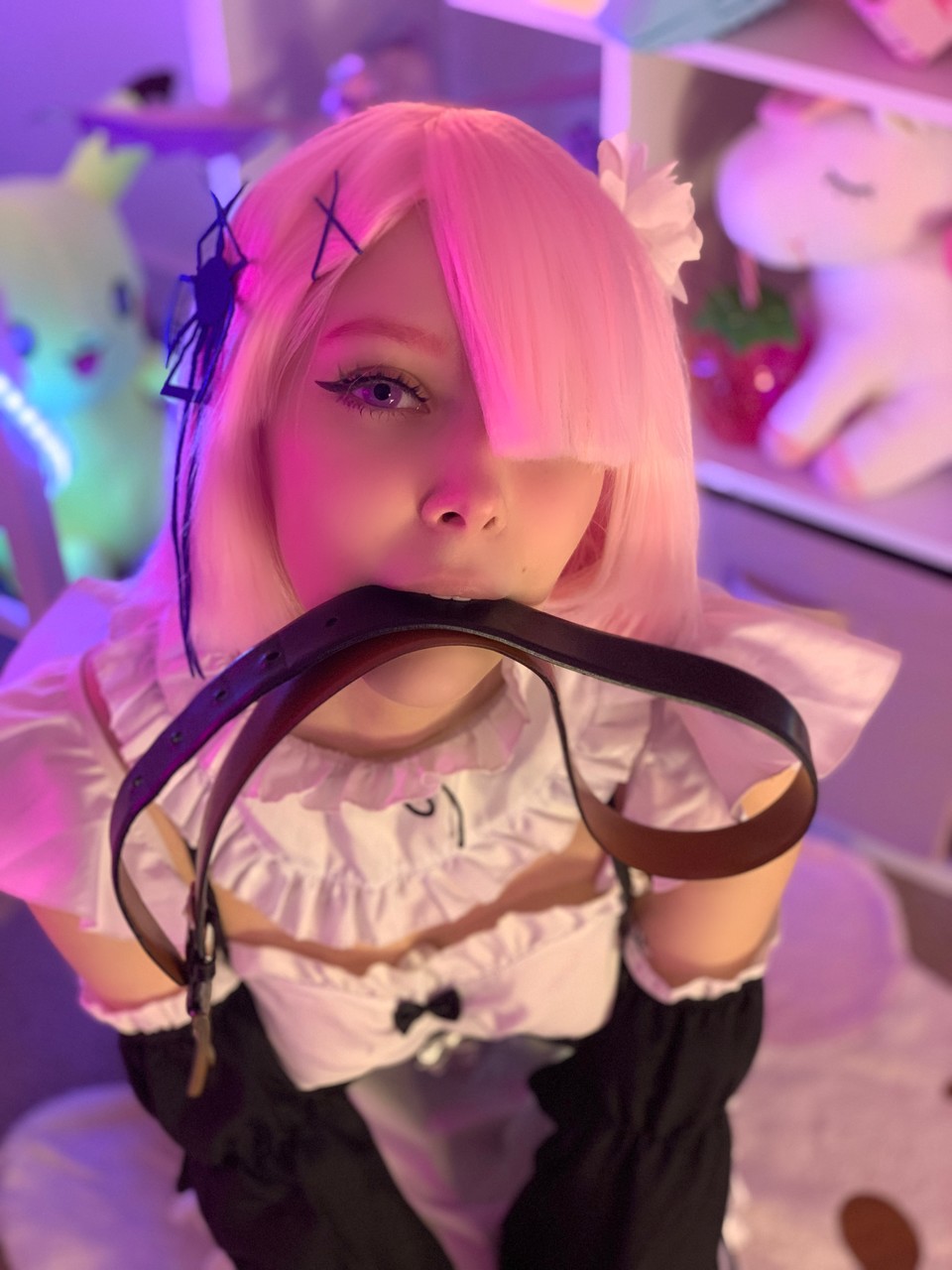 La superbe playgirl OnlyFans Little Kitty pose en solo dans son uniforme de servante sexy. La superbe playgirl OnlyFans Little Kitty pose en solo dans son uniforme de servante sexy.