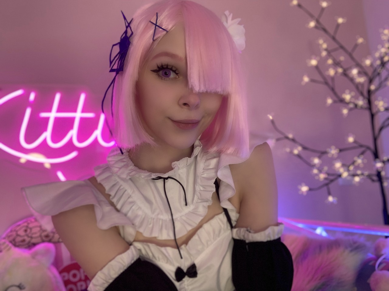 La superbe playgirl OnlyFans Little Kitty pose en solo dans son uniforme de servante sexy. La superbe playgirl OnlyFans Little Kitty pose en solo dans son uniforme de servante sexy.