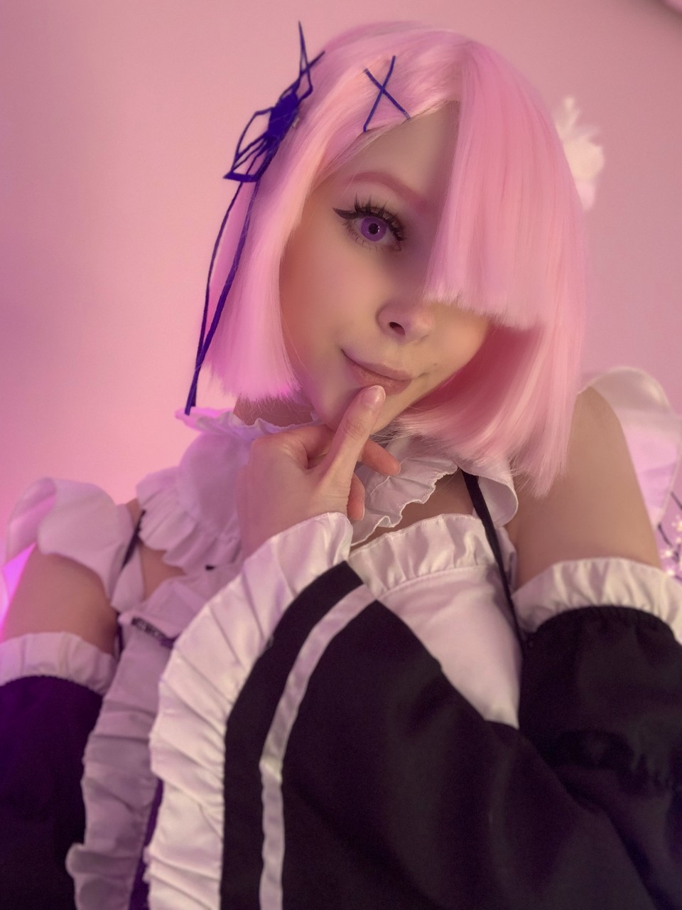 La superbe playgirl OnlyFans Little Kitty pose en solo dans son uniforme de servante sexy. La superbe playgirl OnlyFans Little Kitty pose en solo dans son uniforme de servante sexy.