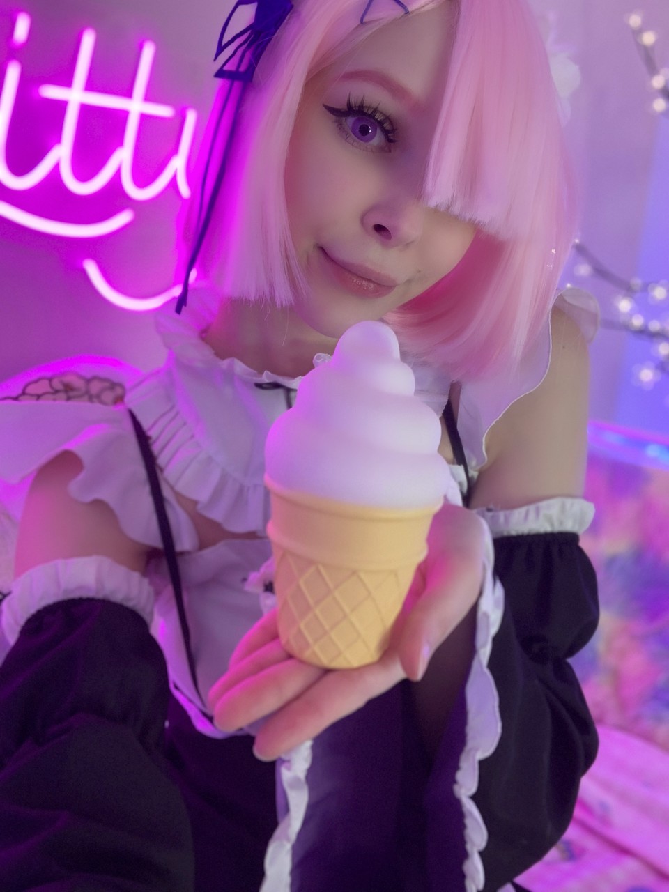 La superbe playgirl OnlyFans Little Kitty pose en solo dans son uniforme de servante sexy. La superbe playgirl OnlyFans Little Kitty pose en solo dans son uniforme de servante sexy.